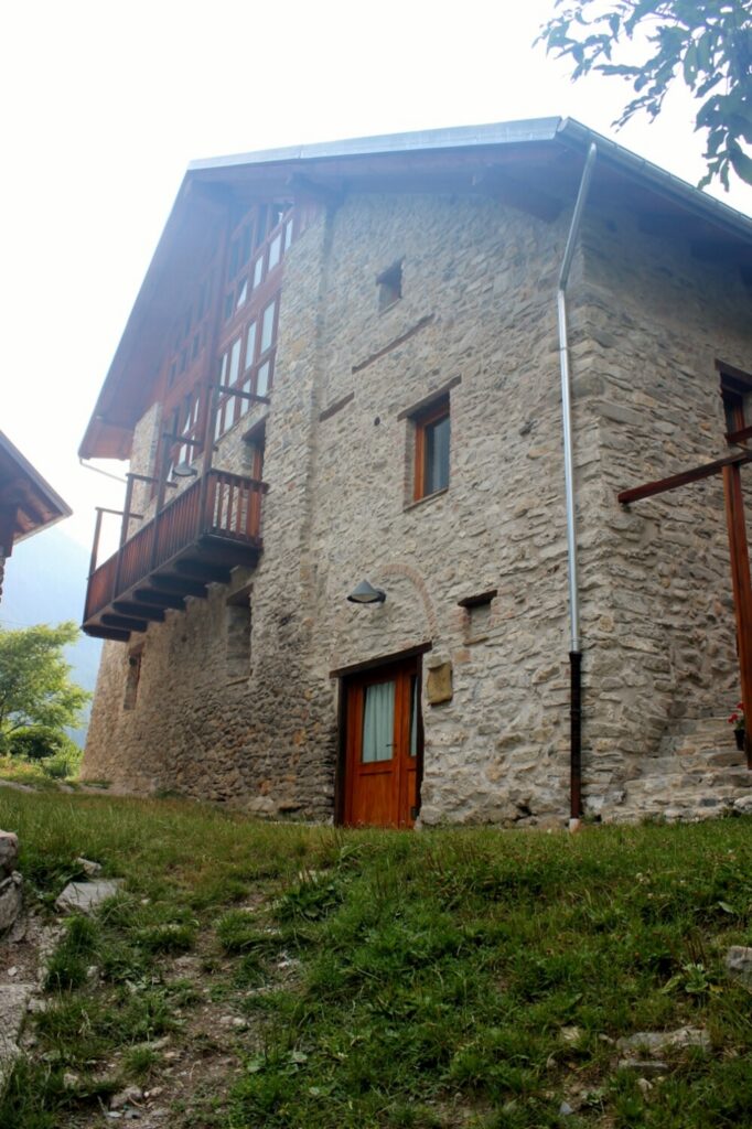 Esterno Casa Arpaouza, facciata in pietra, Castello Pietraporzio