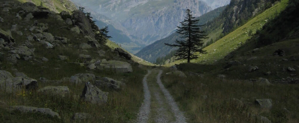 Sentiero alpino Valle Stura vicino Casa Arpaouza